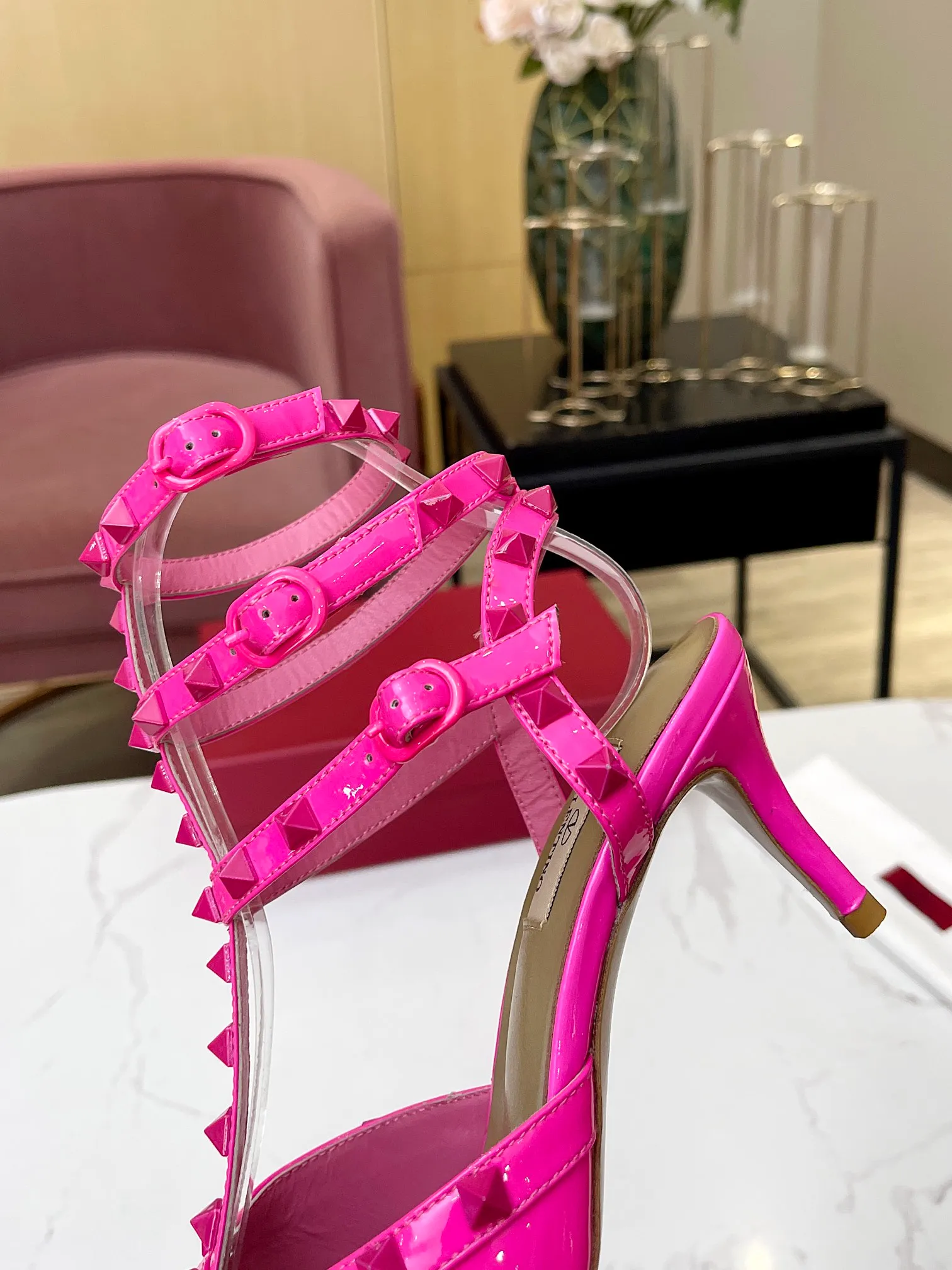 👟👟Ex-factory price 420👟👟 Genuine leather sole +40 Top version 𝑉𝐴𝐿𝐸𝑁𝑇𝐼𝑁𝑂 Valentino spring and summer new style (new color) women's back empty (new generation cow patent leather) sandals The unique [unique V family rivet design] brings out a full sense of high-end, and the new season will live up to expectations! Worth buying★Absolutely high-grade❥Original method, Absolutely sensual❥Elegant style, creating a different feeling, simple and elegant style!  Code number: 35-41 (34-42 is customized and non-returnable) Inner lining: Inner sheepskin Heel height: 9.5cm (two-ring strap) 6.5cm (three-ring strap) Leather outsole Rubber outsole